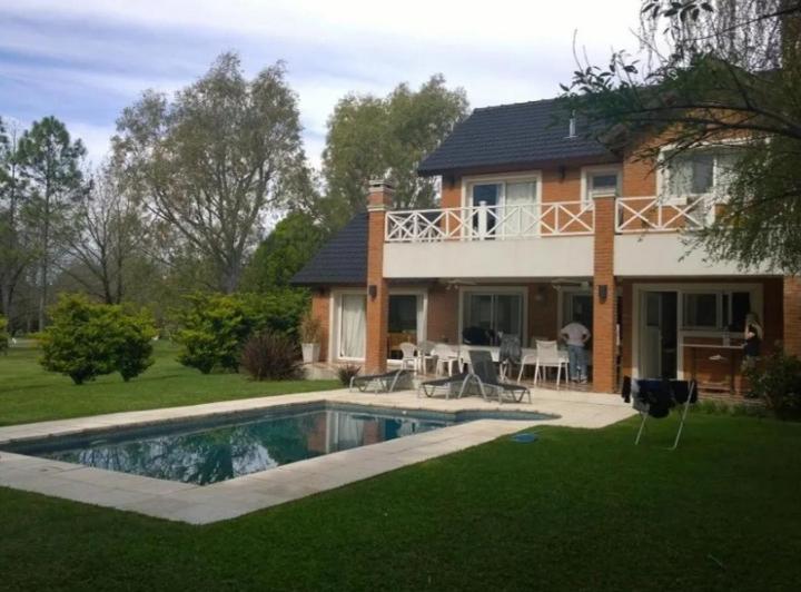 Casa · 290m² · 5 Ambientes · 7 Cocheras