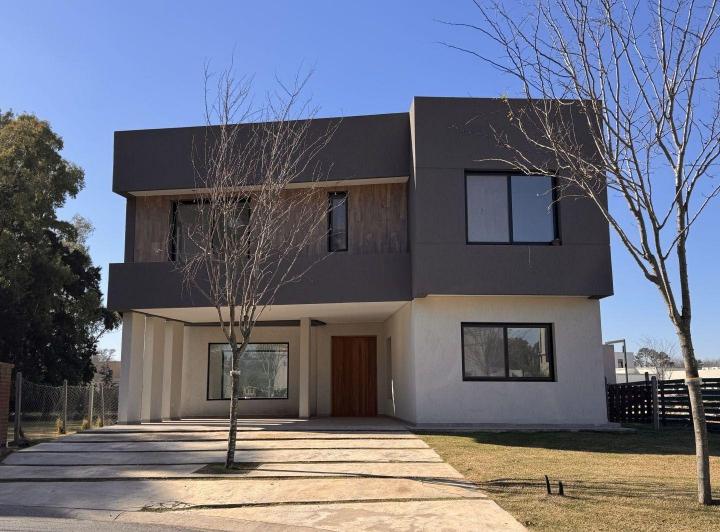 Casa · 170m² · 5 Ambientes · 2 Cocheras