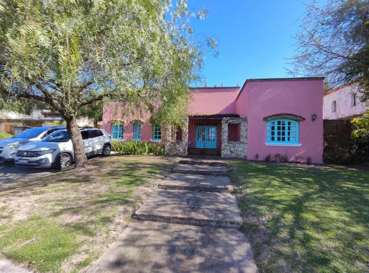 Casa · 182m² · 5 Ambientes · 4 Cocheras
