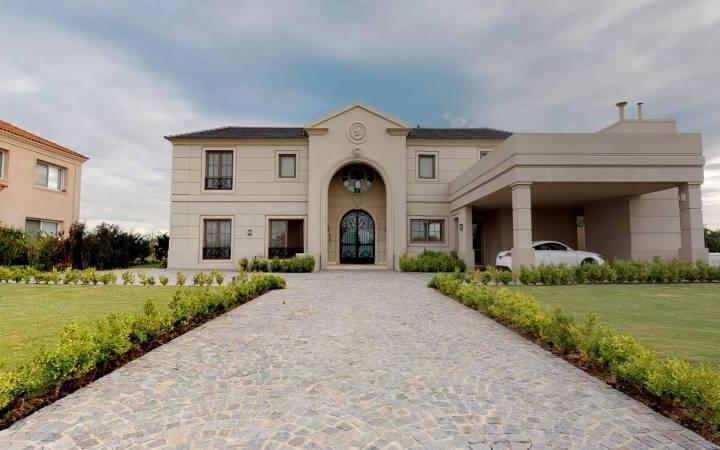 Casa · 443m² · 4 Dormitorios · 2 Cocheras