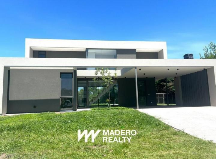 Casa · 193m² · 5 Ambientes · 4 Cocheras