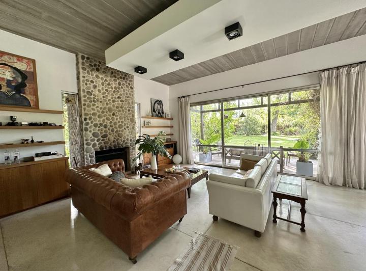 Casa · 379m² · 5 Ambientes · 4 Cocheras