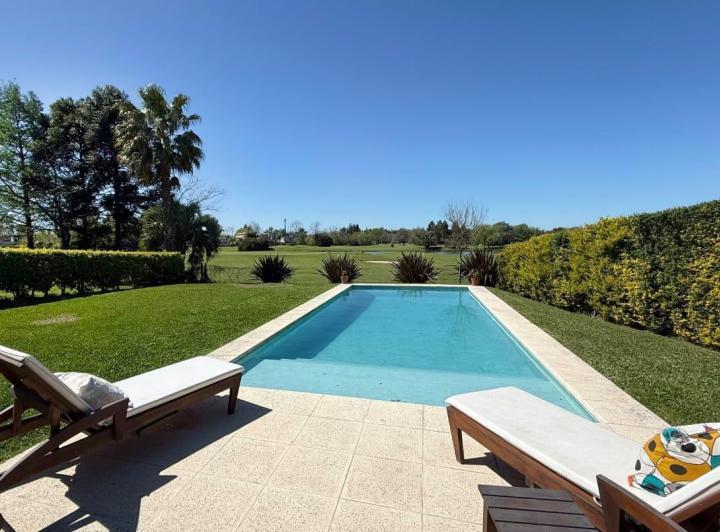 Casa · 231m² · 5 Ambientes · 3 Cocheras