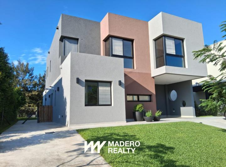 Casa · 225m² · 5 Ambientes · 4 Cocheras