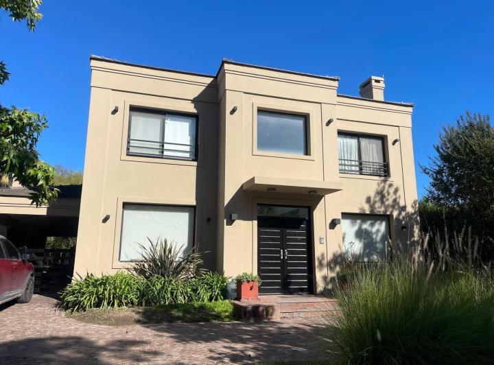 Casa · 192m² · 6 Ambientes · 4 Cocheras