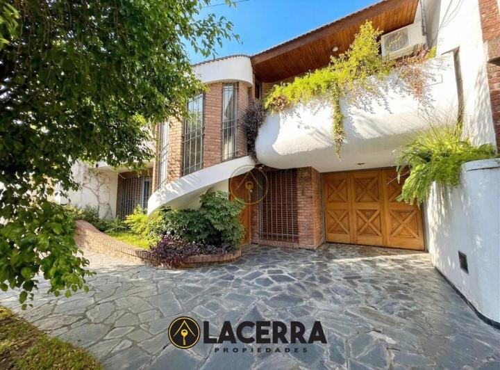 Casa · 217m² · 5 Ambientes · 2 Cocheras