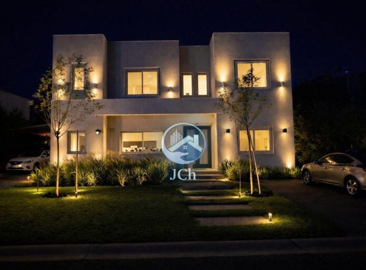 Casa · 325m² · 6 Ambientes · 2 Cocheras