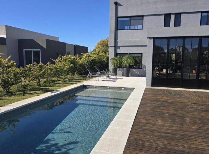 Casa · 207m² · 8 Ambientes · 2 Cocheras
