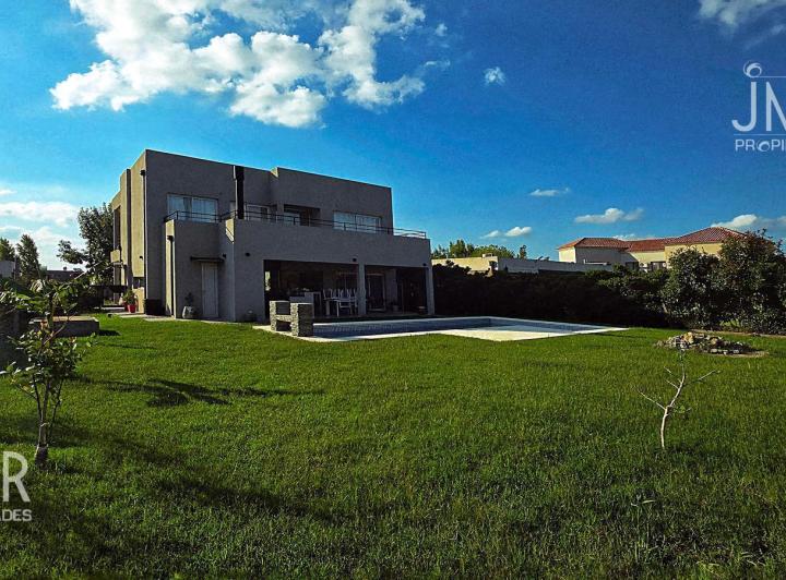 Casa · 235m² · 6 Ambientes · 3 Cocheras