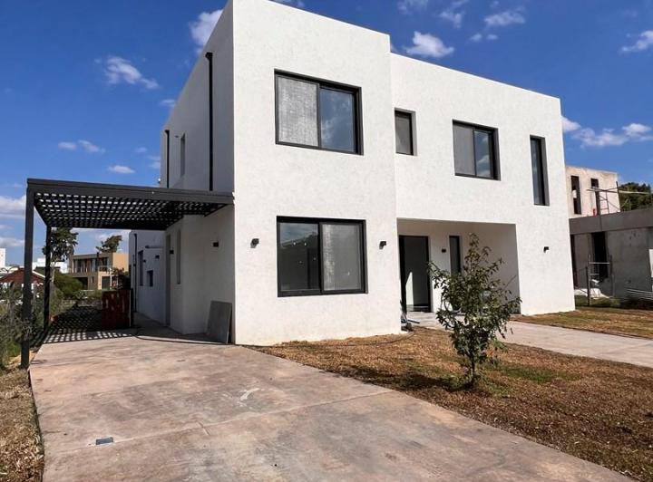 Casa · 270m² · 5 Ambientes · 2 Cocheras