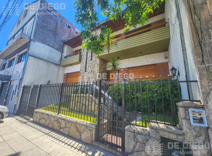 Casa · 250m² · 6 Ambientes · 2 Cocheras
