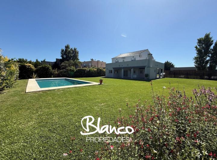 Casa · 240m² · 5 Ambientes · 2 Cocheras