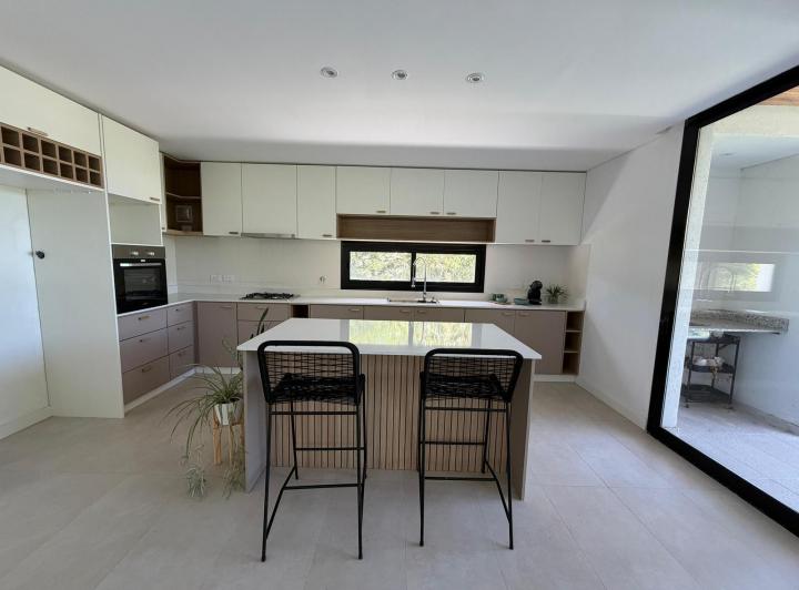 Casa · 208m² · 5 Ambientes · 2 Cocheras