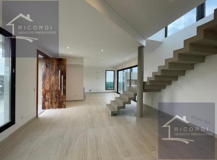 Casa · 840m² · 5 Ambientes · 4 Cocheras