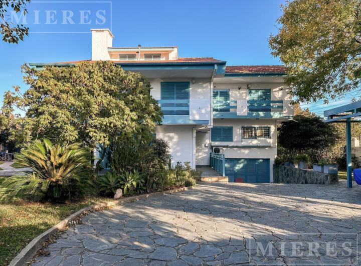 Casa · 442m² · 7 Ambientes · 4 Cocheras
