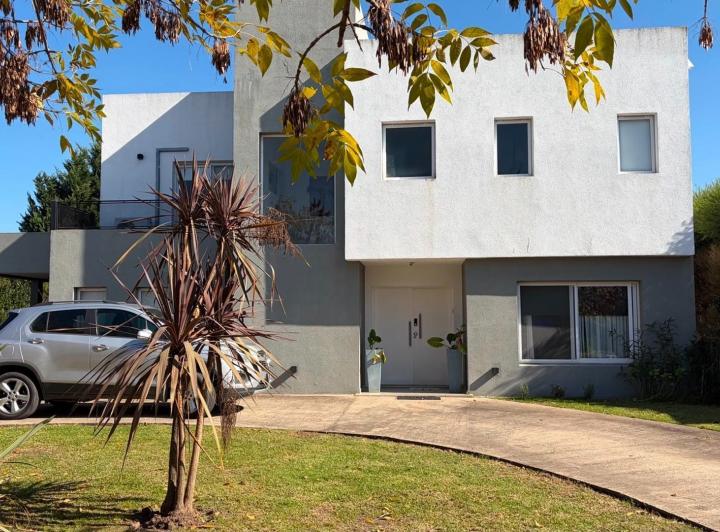 Casa · 240m² · 5 Ambientes · 6 Cocheras
