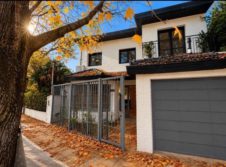 Casa · 300m² · 6 Ambientes · 1 Cochera