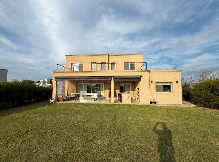 Casa · 200m² · 6 Ambientes · 3 Cocheras