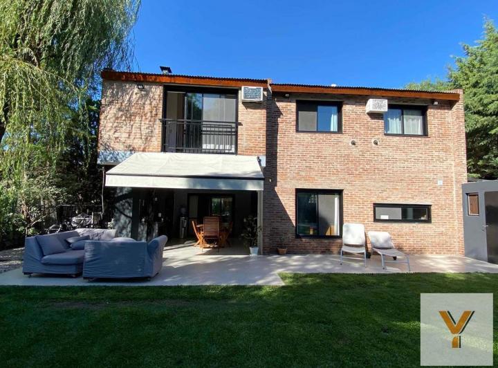 Casa · 180m² · 5 Ambientes · 2 Cocheras