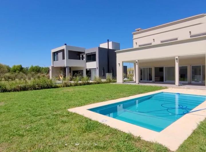 Casa · 181m² · 5 Ambientes · 2 Cocheras