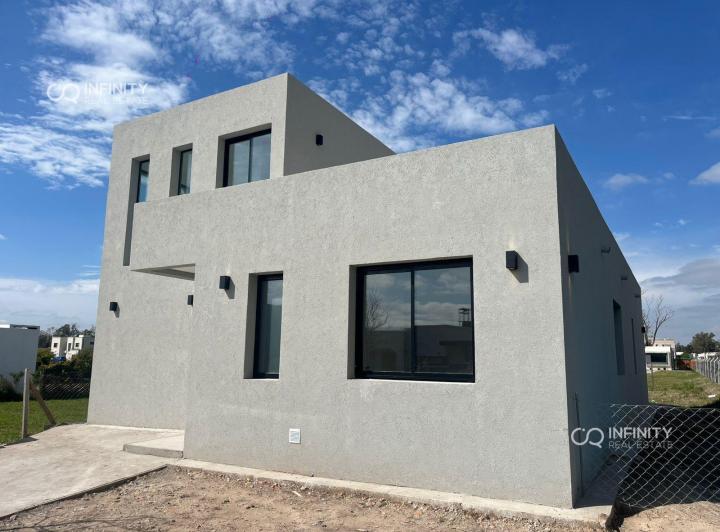 Casa · 220m² · 5 Ambientes · 2 Cocheras