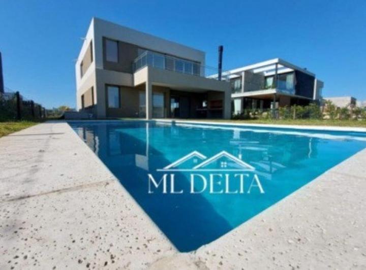 Casa · 230m² · 5 Ambientes · 1 Cochera