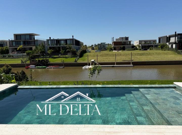 Casa · 354m² · 7 Ambientes · 2 Cocheras