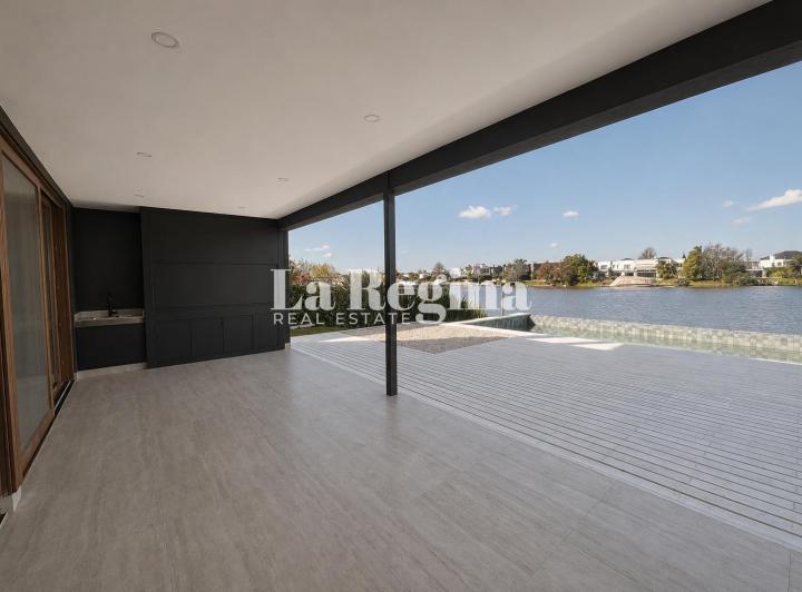 Casa · 261m² · 5 Ambientes · 4 Cocheras