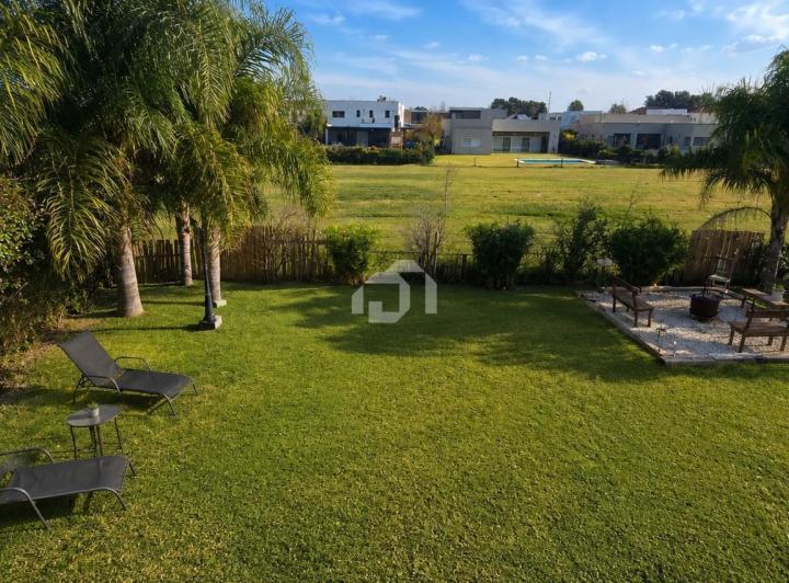 Casa · 325m² · 7 Ambientes · 4 Cocheras