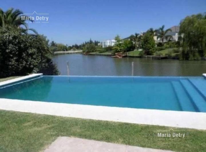 Casa · 228m² · 7 Ambientes · 1 Cochera
