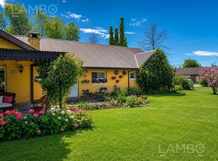 Casa · 300m² · 6 Ambientes · 3 Cocheras