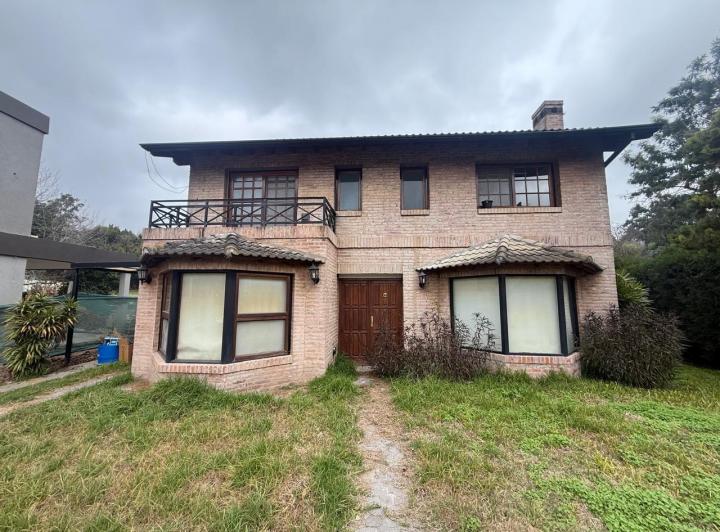 Casa · 978m² · 5 Ambientes · 2 Cocheras