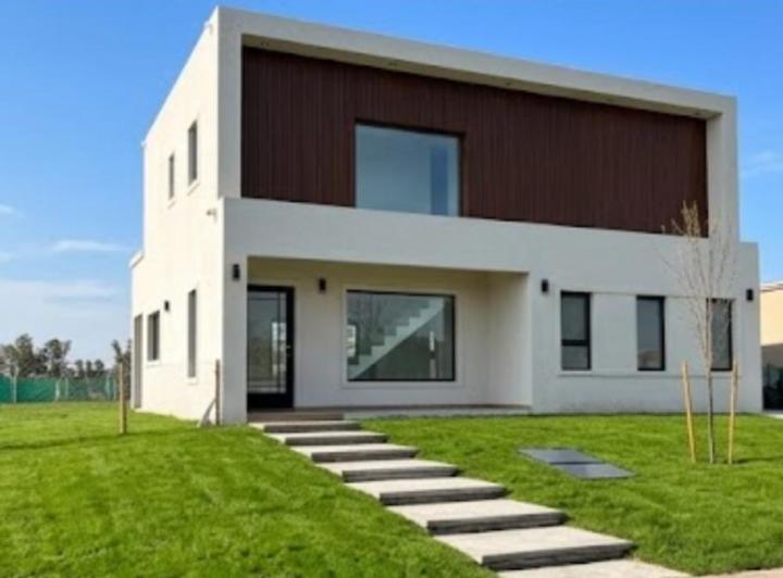 Casa · 147m² · 5 Ambientes · 3 Cocheras