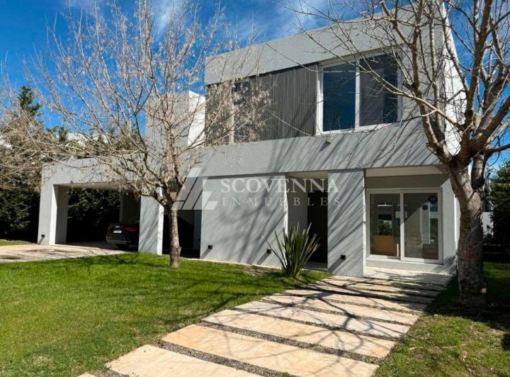 Casa · 174m² · 5 Ambientes · 2 Cocheras