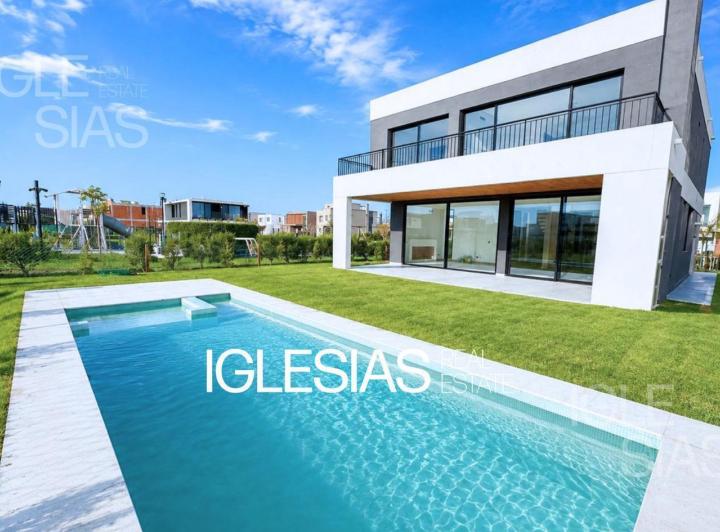 Casa · 321m² · 7 Ambientes · 5 Cocheras