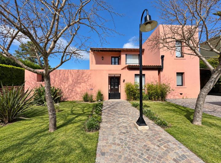 Casa · 248m² · 8 Ambientes