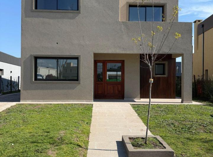Casa · 230m² · 6 Ambientes · 1 Cochera