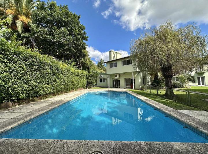 Casa · 380m² · 10 Ambientes · 2 Cocheras