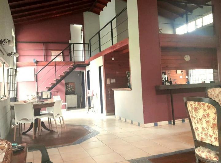 Casa · 253m² · 6 Ambientes · 1 Cochera