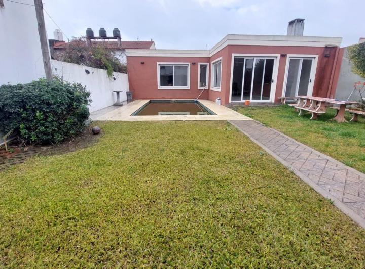 Casa · 180m² · 6 Ambientes · 4 Cocheras