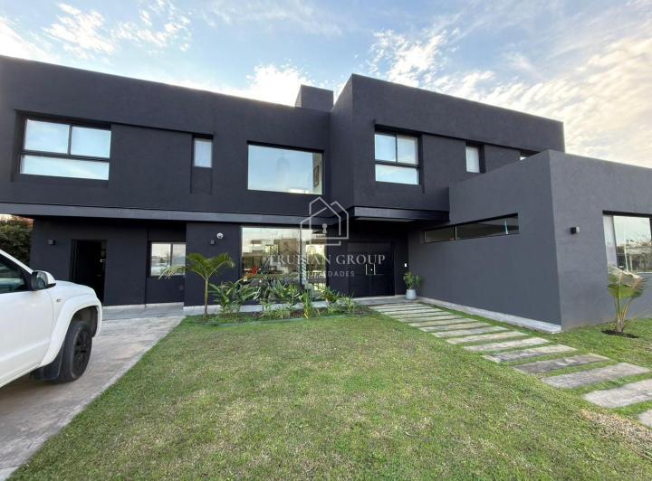 Casa · 240m² · 5 Ambientes · 1 Cochera