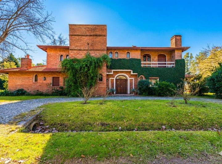 Casa · 359m² · 7 Ambientes · 2 Cocheras