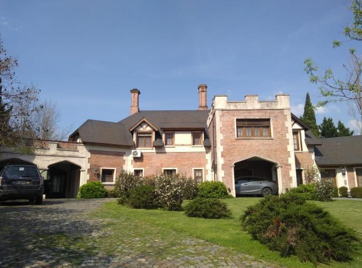 Casa · 650m² · 8 Ambientes · 3 Cocheras
