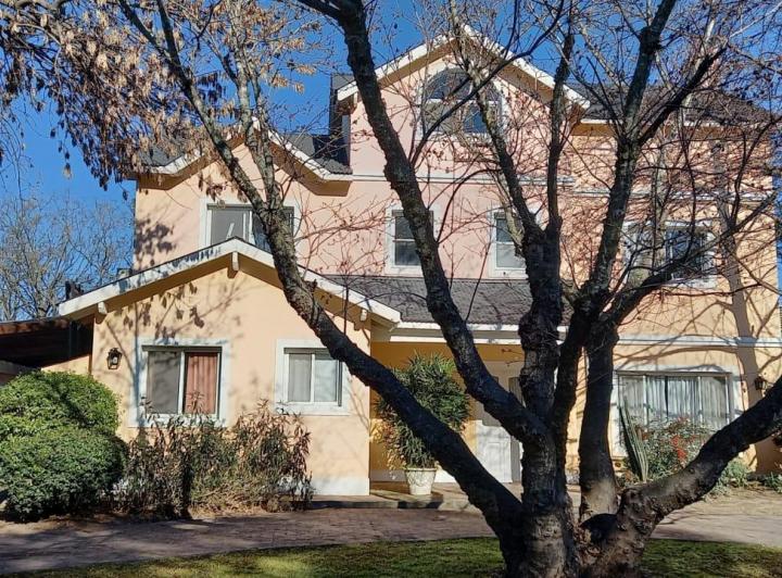 Casa · 265m² · 5 Ambientes · 1 Cochera