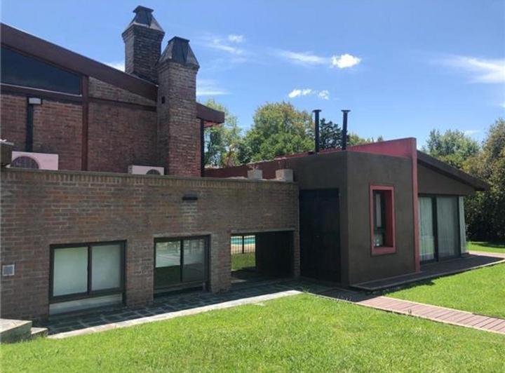 Casa · 439m² · 5 Ambientes · 4 Cocheras