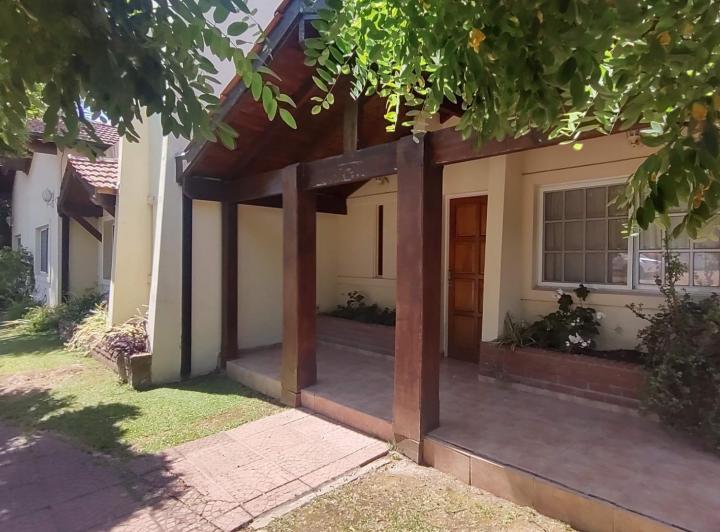 Casa · 220m² · 5 Ambientes · 2 Cocheras