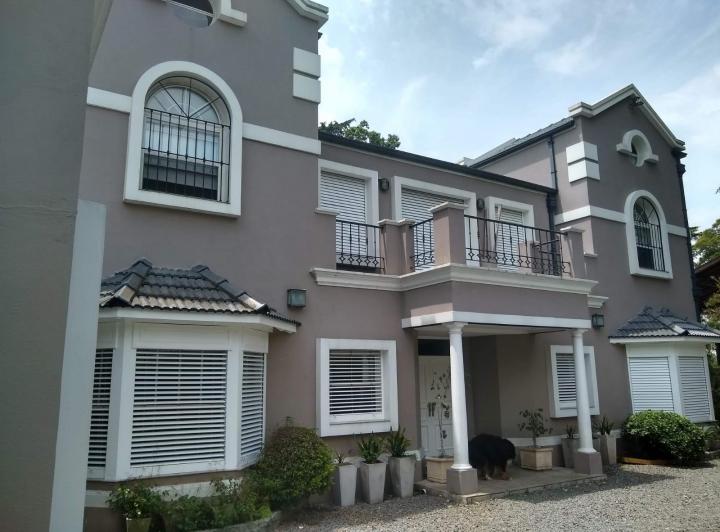 Casa · 360m² · 6 Ambientes · 2 Cocheras