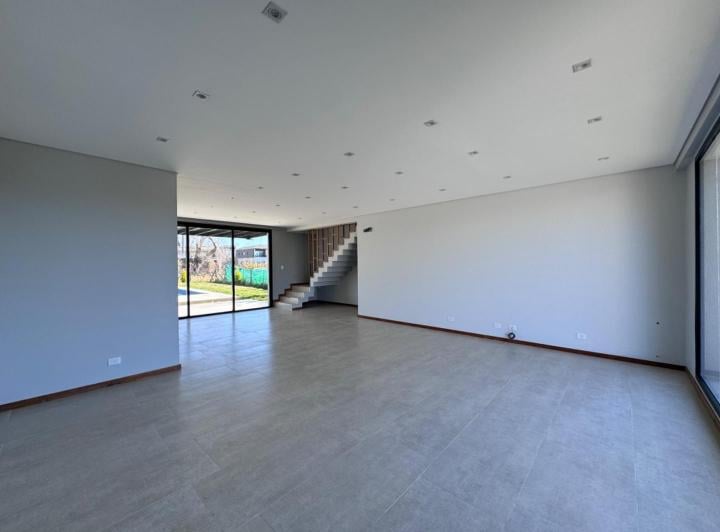 Casa · 260m² · 5 Ambientes · 4 Cocheras