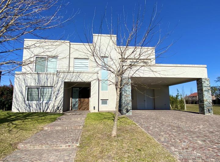 Casa · 300m² · 4 Ambientes · 2 Cocheras