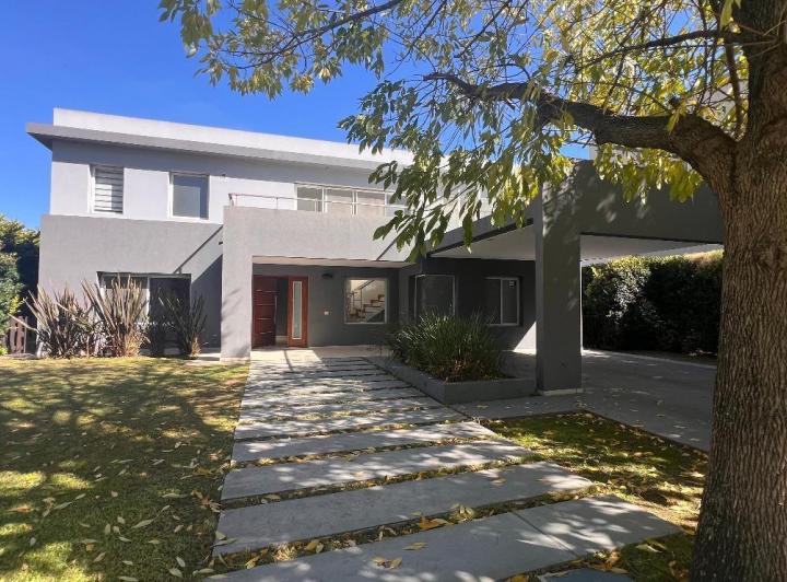 Casa · 307m² · 5 Ambientes · 2 Cocheras